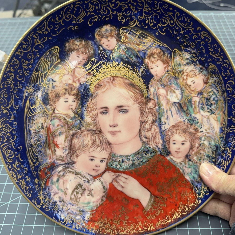 EDNA HIBEL Collector Plate  Christmas Plate 1985  Numbered, 2368c